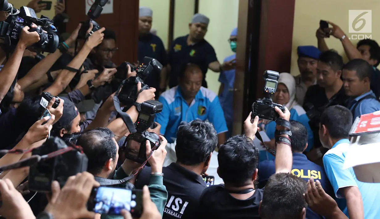 Petugas memindahkan kantong jenazah dari ambulans ke RS Polri, Kramat Jati, Jakarta, Selasa (30/10). Lion Air JT 610 hilang kontak usai lepas landas dari Bandara Soetta saat menuju Pangkalpinang. (Liputan6.com/Immanuel Antonius)