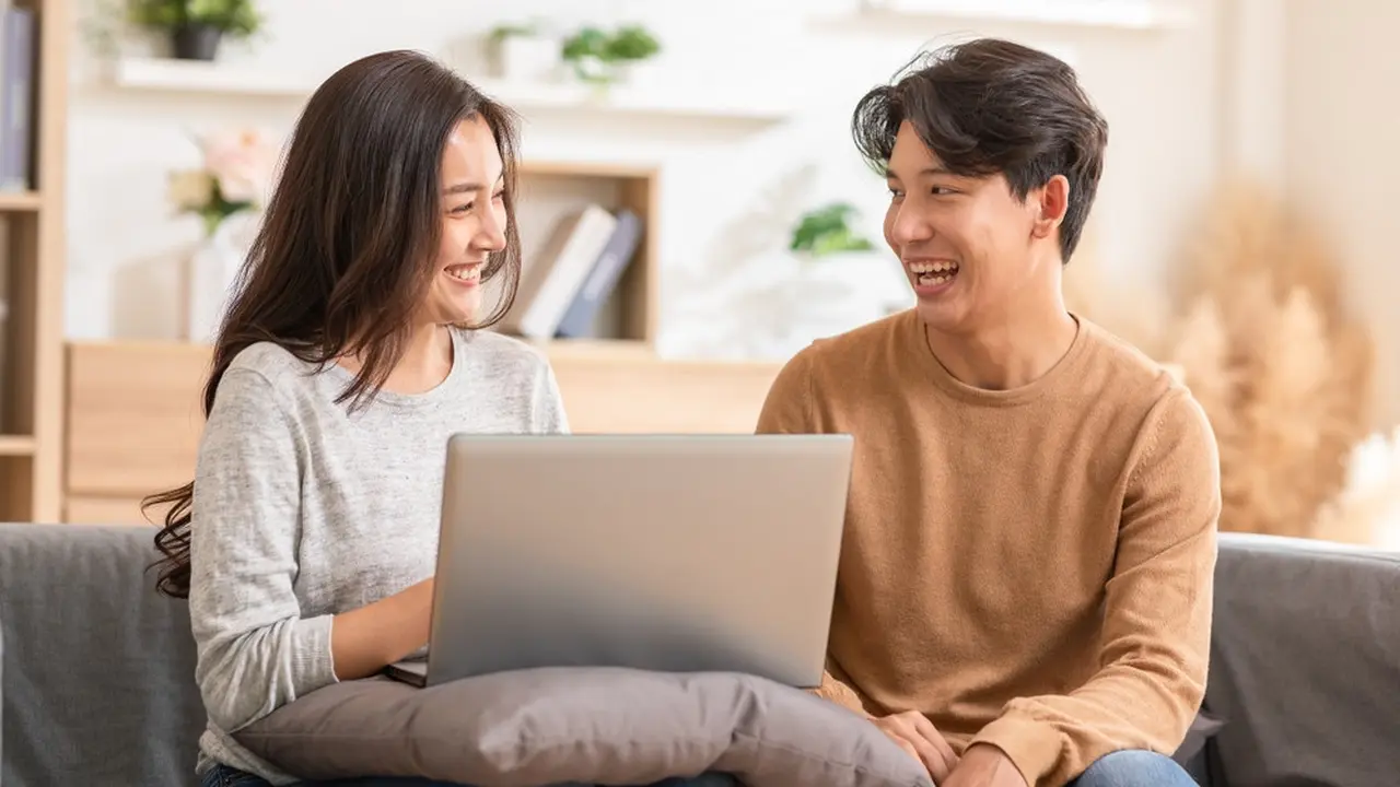 teman pria couple tertawa