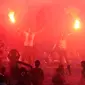 Usai wasit meniup peluit panjang, beberapa suporter Persib Bandung langsung menyalakan kembang api di Stadion Si Jalak Harupat, (10/6/2014). (Liputan6.com/Helmi Fithriansyah)