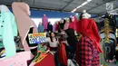 Pengunjung memilih busana muslim di skybridge Tanah Abang, Jakarta, Rabu (8/5/2019). Hari ketiga puasa bulan Ramadan, Warga Jakarta dan penyangga sekitarnya sudah mulai berbelanja pakaian muslim dengan harga yang murah untuk kebutuhan sendiri atau untuk dijual kembali. (Liputan6.com/Herman Zakharia)