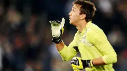 Kegembiraan kiper Lazio asal Uruguay, Fernando Muslera menyusul gol Sergio Floccari ke gawang AC Milan dalam lanjutan Serie A di Olympic Stadium, 22 September 2010. Skor 1-1. AFP PHOTO / VINCENZO PINTO 