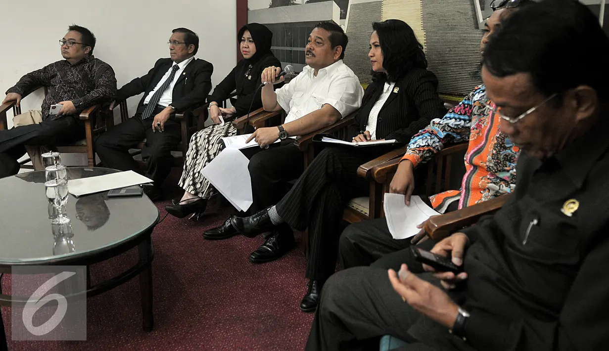 Parlindungan Purba (tengah) didampingi sejumlah jajaran anggota DPD RI memberikan keterangan pers terkait penanganan kebakaran hutan dan lahan di Komplek Parlemen, Senayan, Jakarta, Selasa (3/11). (Liputan6.com/Johan Tallo)