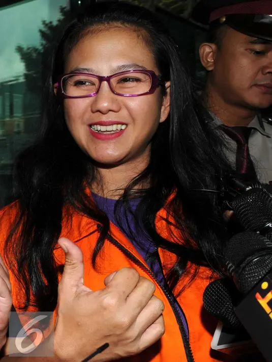 Anggota Komisi V DPR Damayanti Wisnu Putranti memberi keterangan pers usai jalani pemeriksaan di KPK, Jakarta, (22/1). Damayanti diperiksa KPK terkait kasus suap proyek di Kementerian Pekerjaan Umum dan Perumahan Rakyat. (Liputan6.com/Helmi Afandi)