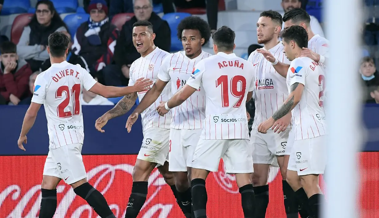 <p>Pemain Sevilla Jules Kounde (ketiga kiri) melakukan selebrasi usai mencetak gol ke gawang Levante pada pertandingan Liga Spanyol di Stadion Ciutat de Valencia, Valencia, Spanyol, 21 April 2022. Sevilla menang 3-2. (Jose Jordan/AFP)</p>