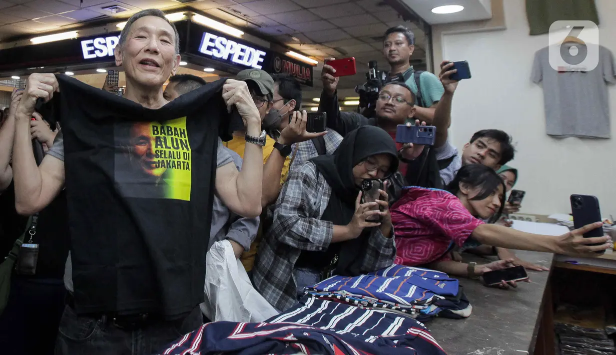 Para pedagang yang menjajakan barang dagangan turut meneriaki Jusuf Hamka untuk mampir ke kios mereka. (Liputan6.com/Herman Zakharia)