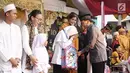 Direktur CSR SCM, Imam Sudjarwo memberikan bingkisan kepada anak yatim piatu yang berprestasi pada ramadan mubarak buka puasa bersama 1000 anak yatim dhuafa dan disabilitas di Gunung Putri, Bogor, Sabtu, (02/6). (Liputan6.com/Herman Zakharia)