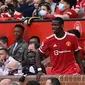 Gelandang Manchester United atau MU Paul Pogba di bangku cadangan setelah diganti dalam pertandingan Liga Inggris melawan Norwich City di Old Trafford, Manchester, 16 April 2022. (Paul ELLIS / AFP)