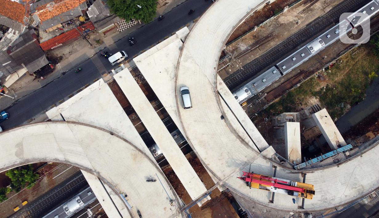 Foto udara suasana pembangunan jalan layang tapal kuda di kawasan Lenteng Agung, Jakarta, Rabu (5/8/2020). Progres pembangunan jalan layang tapal kuda di Lenteng Agung saat ini sudah mencapai 75 persen dan ditargetkan selesai pada Desember 2020. (Liputan6.com/Helmi Fithriansyah)