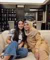 Aaliyah tampil lebih kasual dengan atasan kemeja bermotif dipadukan celana denimnya. Aurel tampil piyama coklat serasi dengan kerudung segi empatnya. [@aaliyah.massaid]