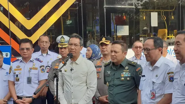 Pj Gubernur DKI Jakarta Heru Budi Hartono dan Direktur Utama PT Angkasa Pura II, Muhammad Awaluddin, menjajal langsung transjakarta rute Kalideres hingga Bandara Soetta dihari pertama operasionalnya. (Liputan6.com/Pramita Tristiawati)