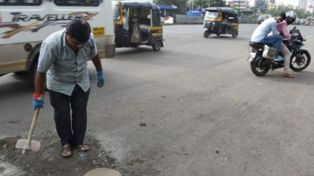 Aksi Dadarao Bilhore menutup lubang di jalanan Kota Mumbai India (AFP)