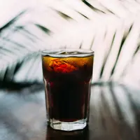 Tren ini pertama kali muncul dari kebiasaan beberapa mahasiswa yang mencari cara cepat untuk menggabungkan sarapan dan kopi pagi dalam satu sajian. Dari situ, eksperimen ini kemudian menyebar luas lewat konten food hack dan challenge di TikTok serta YouTube Shorts. [unsplash/blake wiz].