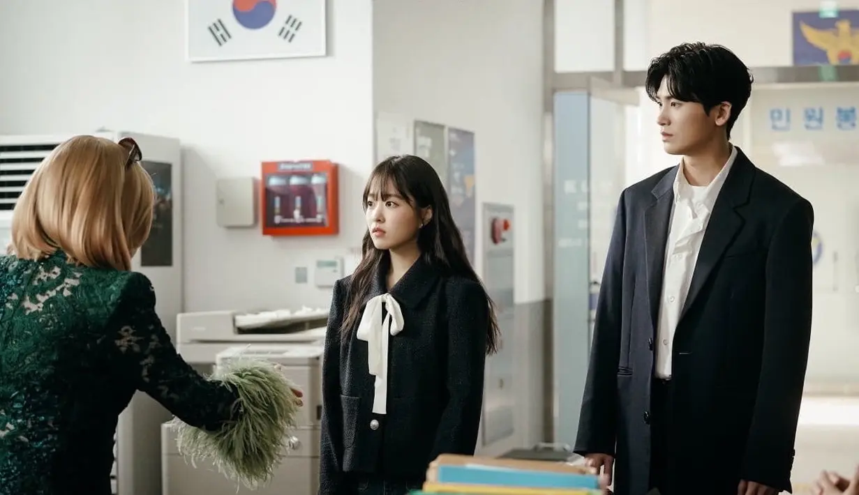 Dia menawarkan jabat tangan kepada Do Bong Soon dan Ahn Min Hyuk dan mengacungkan jempol kepada mereka. (Foto: Instagram/ jtbcdrama)