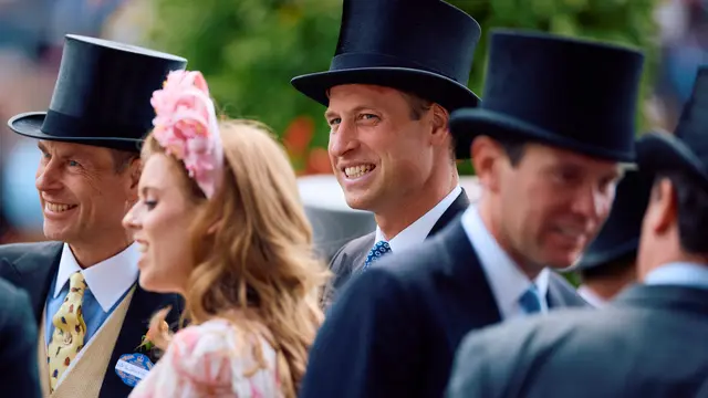 Pangeran William dari Inggris berinteraksi dengan Putri Beatrice (kedua dari kiri) dan Pangeran Edward
