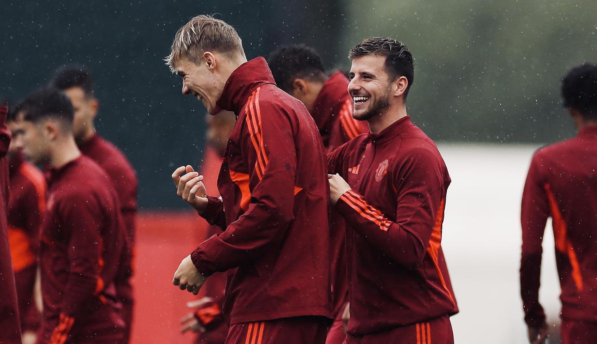 Pemain anyar MU, Rasmus Holjung (tengah kiri), dan Mason Mount , saling bercengkrama disela-sela sesi latihan di Carrington Training Ground, Manchester, Inggris, Selasa (19/9/2023). (X/@ManUtd)
