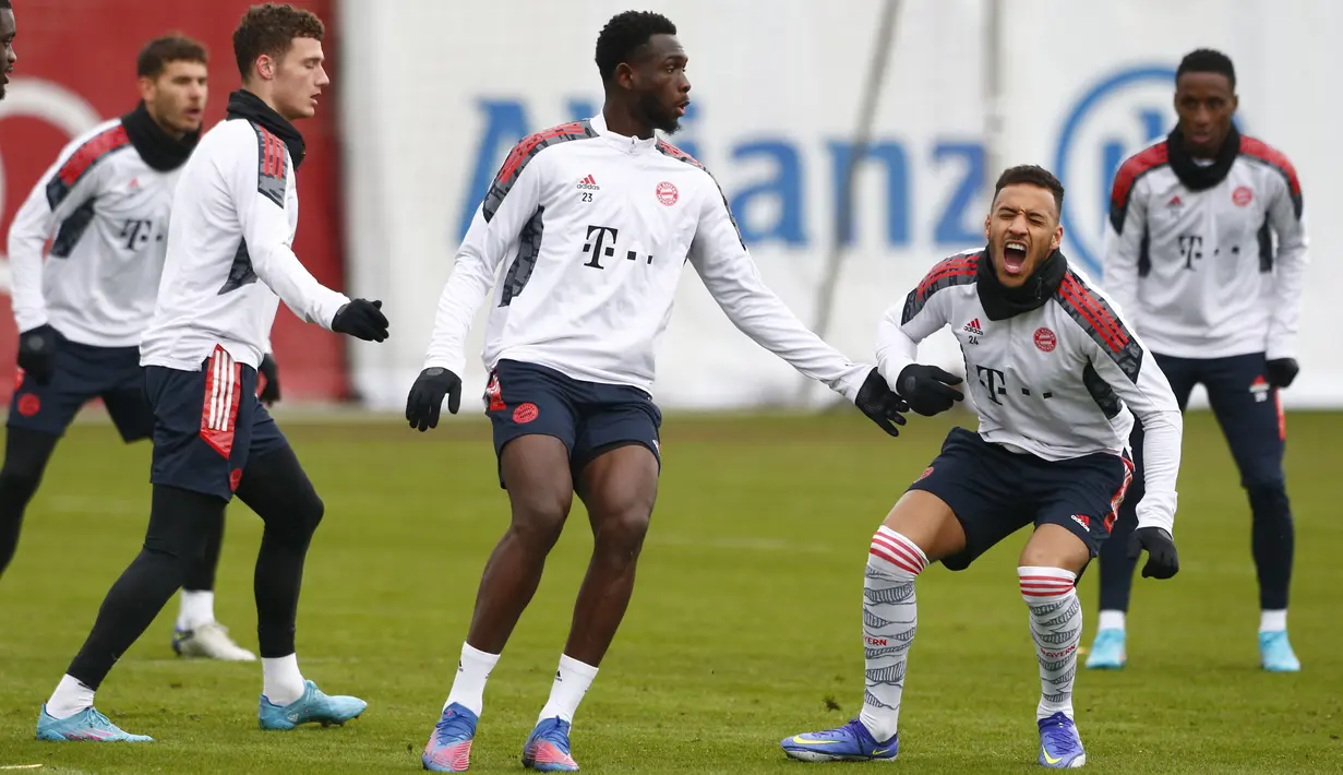 Gelandang Bayern Munchen Corentin Tolisso (ke-2 kanan) bereaksi di sebelah Tanguy Nianzou selama sesi latihan di Munich, 15 Februari 2022. Bayern Munchen akan melakoni laga tandang melawan RB Salzburg dalam leg pertama 16 besar Liga Champions, Kamis (17/2) dini hari WIB. (MICHAELA REHLE / AFP)