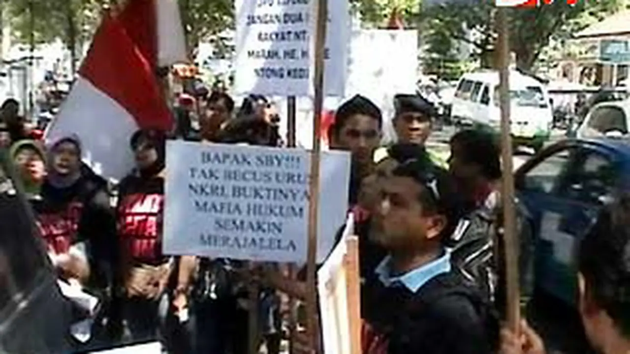 111017ddemo-telur.jpg
