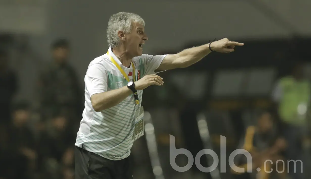 Pelatih PS TNI, Ivan Kolev, memberi arahan kepada anak asuhnya saat bertanding melawan PSM Makassar pada laga Liga 1 Indonesia di Stadion Pakansari, Bogor (15/05/2017). PS TNI menang 2-1. (Bola.com/M Iqbal Ichsan)