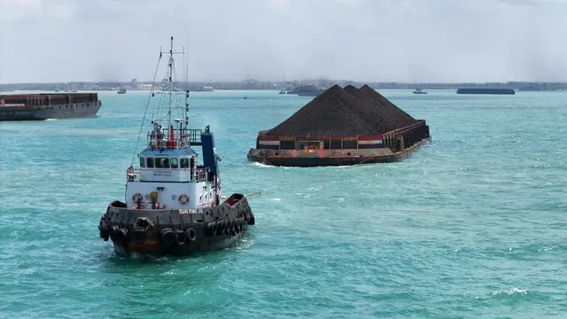 Salah satu kapal pengakut batubara milik PT Trans Power Marine Tbk. (TPMA) tengah melakukan pengiriman batu bara di salah satu jalur pelayaran. (Liputan6.com)