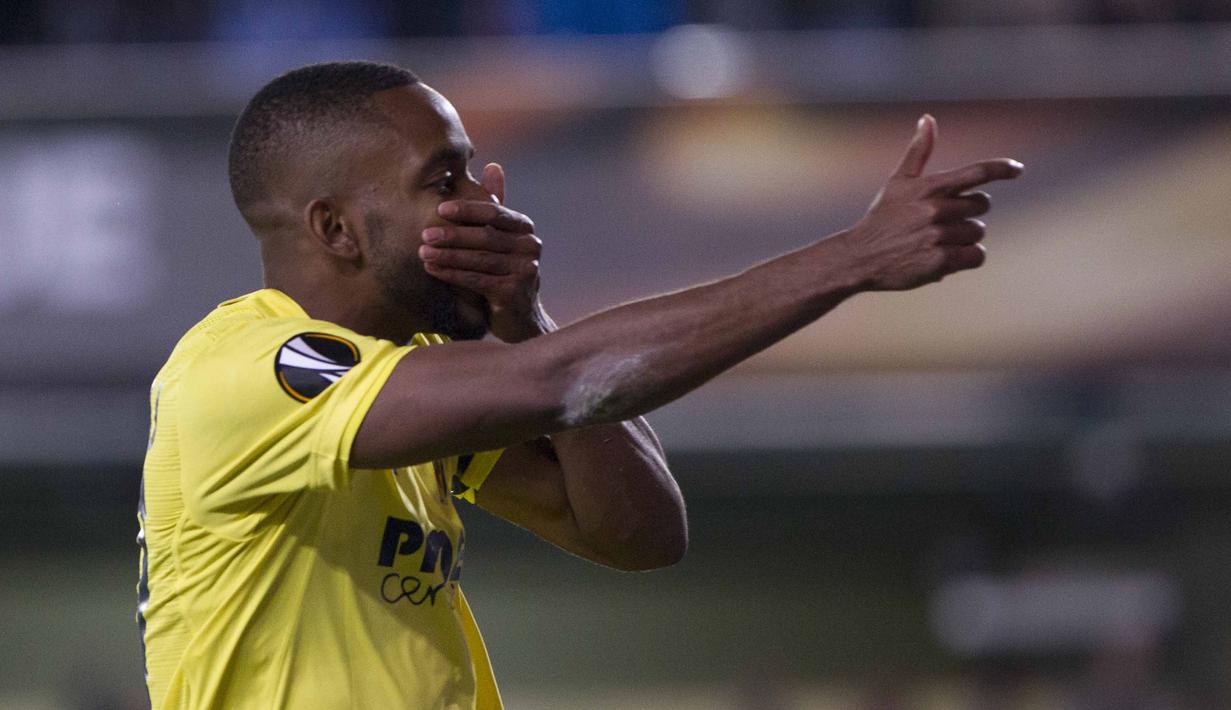 Pemain Villarreal, Cedric Bakambu meerayakan golnya ke gawang Bayer Laverkusen pada leg pertama 16 besar Liga Europa di Stadion El Madrigal, Villareal, Jumat (11/3/2016) dini hari WIB. (AFP/Jose Jordan)