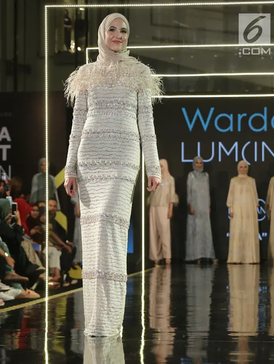 Model membawakan busana rancangan Wardah LUM (INA) x Khanaan saat Jakarta Modest Fashion Week di Gandaria City, Jakarta, Minggu (29/7). Khanaan mengangkat tema 'SABA'. (Liputan6.com/Herman Zakharia)