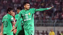 Striker Bhayangkara FC, Dendy Sulistyawan, berhasil mencetak gol perdananya di Liga 1 2019 saat bertandang ke markas Madura United dalam laga pekan ke-29 Shopee Liga 1 2019, Jumat (22/11/2019). Bhayangkara FC bahkan menang 2-1 dalam laga itu. (Bola.com/Aditya Wany)