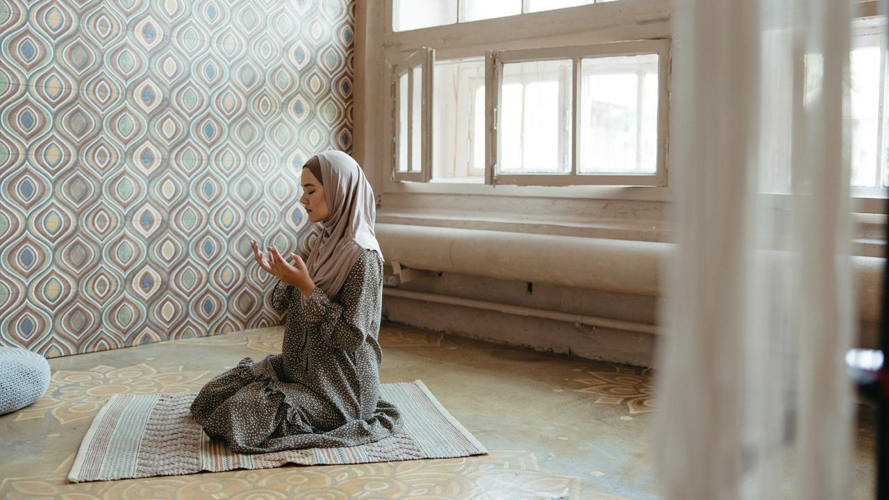 Ilustrasi muslimah, memanjatkan doa