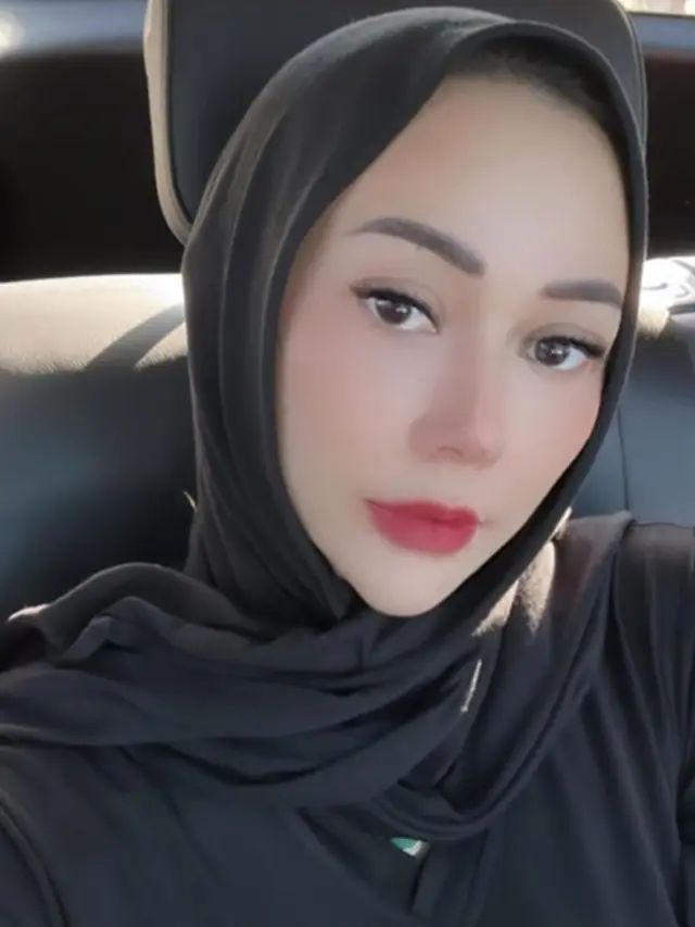 Potret Aura Kasih Pakai Hijab Hitam Ini Terlihat Anggun, Banjir Pujian