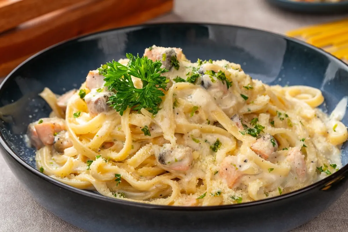 fetucini pasta carbonara