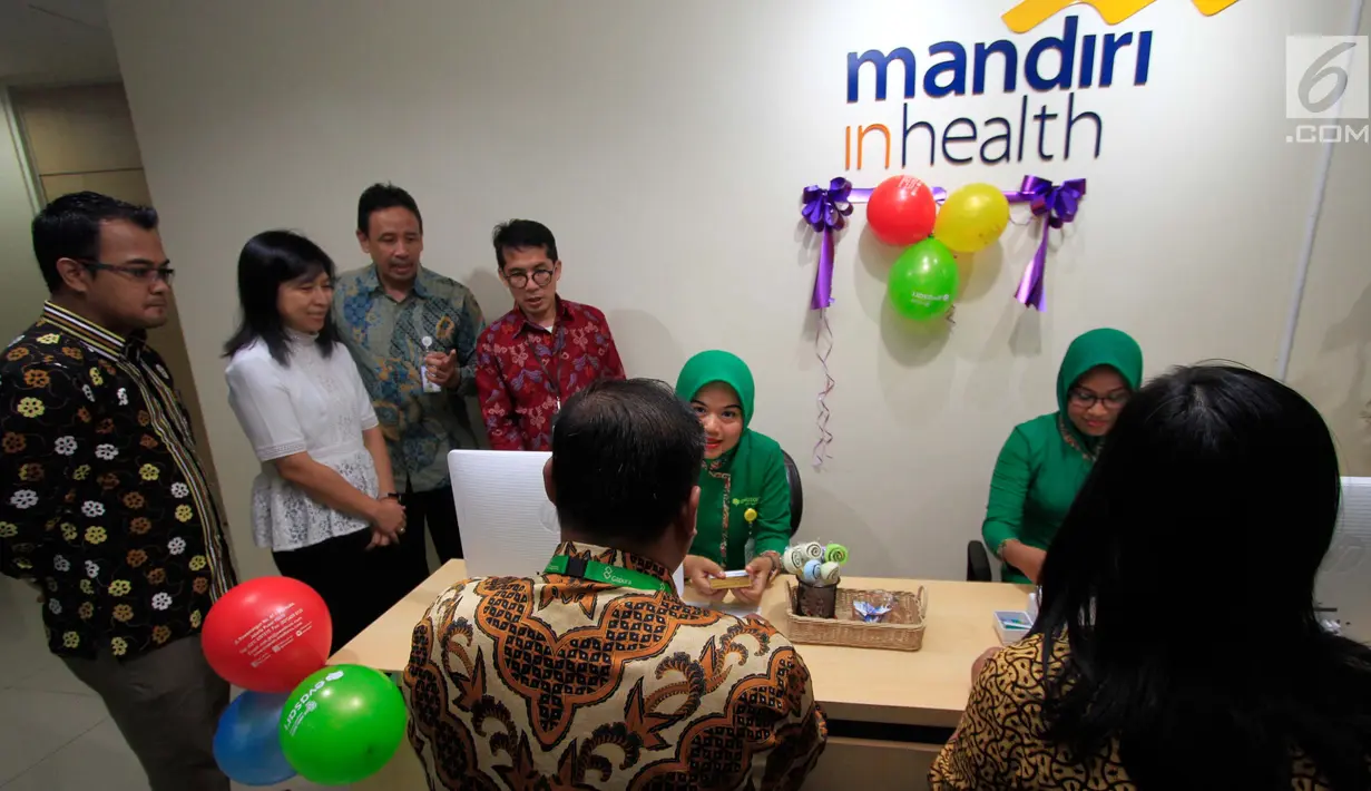 Direktur Mandiri Inhealth Armendra (kanan) meninjau konter sinergi dengan Awal Bros Group, Rabu (4/10). Sebelumnya Mandiri Inhealth bersinergi dengan Awal Bros Hospital Group menyediakan konter khusus di RS Awal Bros Bekasi dan Tangerang. (Liputan6.com)