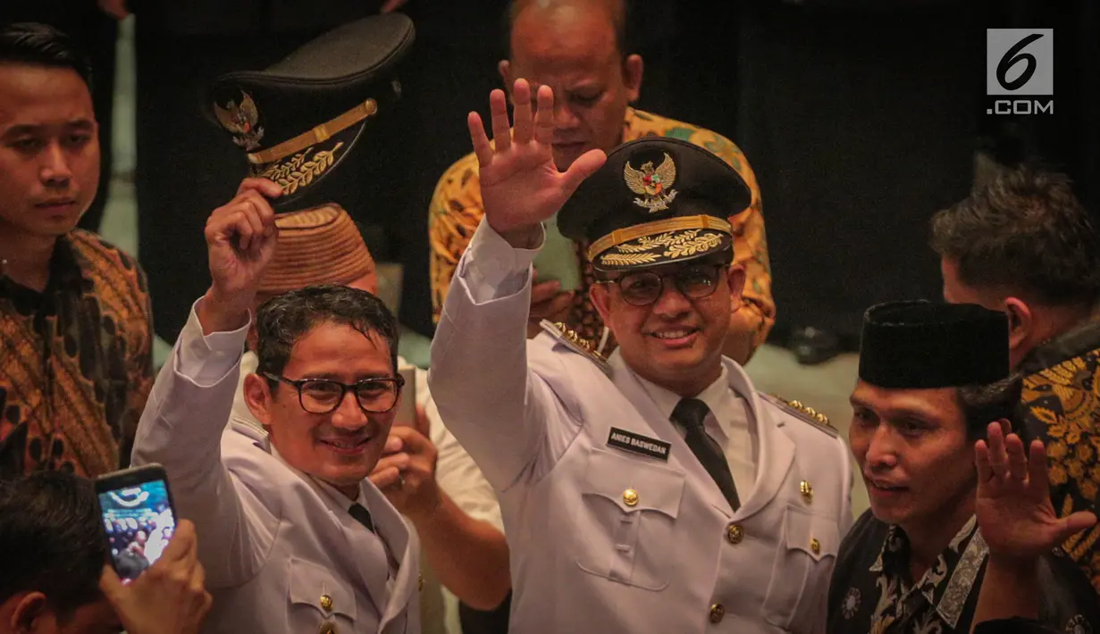 Gubernur dan Wagub DKI Jakarta Anies Baswedan dan Sandiaga Uno menyapa tamu undangan usai sertijab di Balai Kota, Jakarta, Senin (16/10). Anies-Sandi resmi menjadi Gubernur dan Wakil Gubernur DKI Jakarta periode 2017-2022. (Liputan6.com/Faizal Fanani)