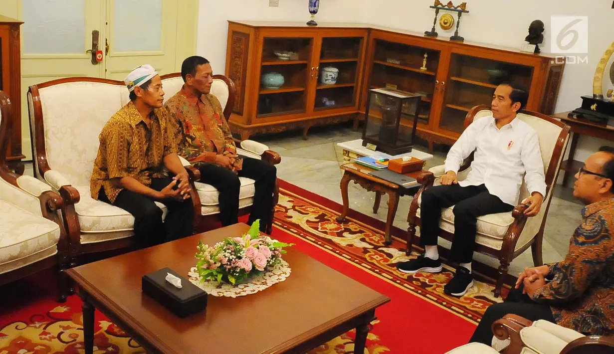 Presiden Joko Widodo (Jokowi) menerima kedatangan dua pedagang yang tokonya dijarah perusuh aksi 22 Mei, di Istana Merdeka, Jumat (24/5/2019). Pedagang Abdul dan Ismail ini mengalami kerugian setelah warung kopinya di Jl H Agus Salim dan di KH Wahid Hasyim dijarah massa. (Liputan6.com/Angga Yuniar)