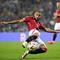 Bek Manchester United asal Maroko Noussair Mazraoui menendang bola selama pertandingan putaran pertama Liga Eropa UEFA hari ke-2 antara FC Porto dan Manchester United di stadion Dragao di Porto pada tanggal 3 Oktober 2024.MIGUEL RIOPA / AFP