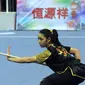 Atlet Wushu Indonesia, Juwita Niza WA saat beraksi di kelas Taulo Womens Nangun Kejuaraan Dunia Wushu ke-13 di Istora Senayan Jakarta, Selasa (17/11/2015). Juwita meraih emas dengan total poin 9.58. (Liputan6.com/Helmi Fithriansyah)