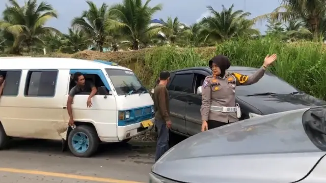 Kasat Lantas Kampar AKP Viola Dwi Anggraeni berusaha mengurai kemacetan di jalan lintas Kabupaten Kampar.
