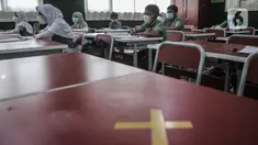 Siswa saat mengikuti kegiatan belajar tatap muka di SDN Pekayon Jaya VI, Bekasi, Rabu (24/3/2021). Dinas Pendidikan Kota Bekasi telah mengizinkan sebanyak 88 SD untuk kembali menggelar pembelajaran tatap muka sejak 22 Maret 2021 dengan menerapkan protokol kesehatan ketat. (merdeka.com/Iqbal Nugroho)