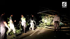 Sebagian warga Sungai Lansek, Kecamatan Kamang Baru, Kabupaten Sijunjung memblokir Jalan Lintas Sumatera, yang mengarah ke Muaro Bungo, Jambi, Selasa malam.