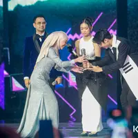 Pedangdut Leti Kejora senang bisa memboyong empat penghargaan dari ajang bergengsi SCTV Music Award 2023 pada Selasa (9/5). Dengan penghargaan tersebut, istri Rizky Billar itu semakin semangat untuk berkarya. [Foto: Muhammad Akrom Sukarya/© KapanLagi.com]