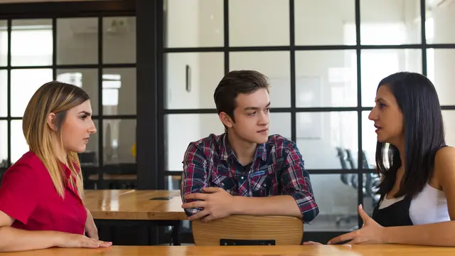 Ilustrasi berdiskusi untuk mengambil keputusan/freepik.com/katemangostar