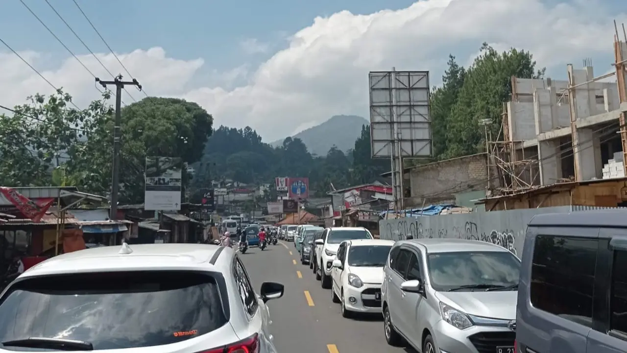 Kemacetan terjadi di Puncak, Kabupaten Bogor, arah Jakarta, Minggu (5/9/2021).