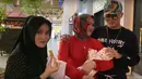 Seperti inilah momen kasih antara ibu dan anak. Meski Lina dan Rizky Febian serta adik-adiknya telah jarang bertemu, namun rasa sayang mereka tak pernah berkurang. (YouTube @Putri Delina)