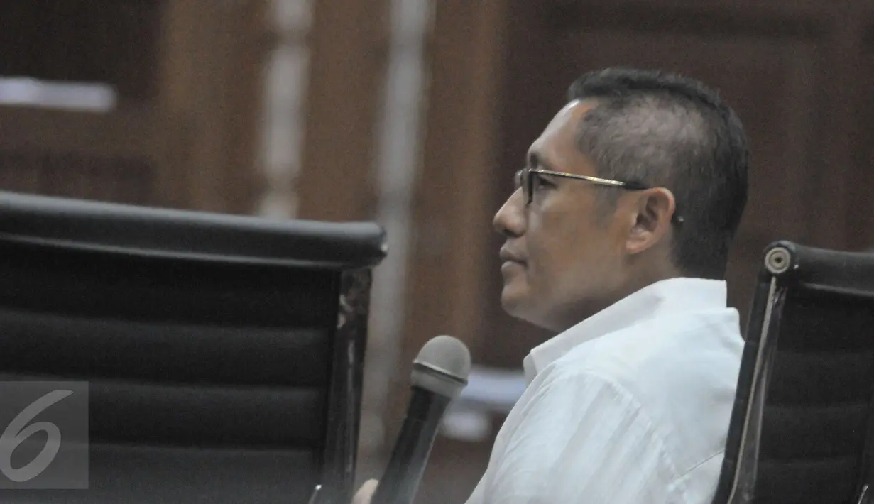Mantan Ketum Partai Demokrat Anas Urbaningrum memberikan kesaksian dalam sidang kasus korupsi e-KTP di Pengadilan Tipikor Jakarta, Kamis (6/4). Delapan orang saksi dihadirkan JPU dalam sidang kelima kasus mega korupsi e-KTP ini (Liputan6.com/Helmi Afandi)