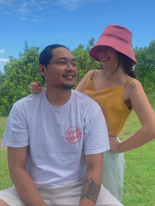 Meski belum memiliki momongan, hubungan Sinta dan suami selalu tampak mesra dan harmonis. Sinta kerap membagikan berbagai momen bahagia dan romantis bersama suami di laman Instagram pribadinya. Keduanya merupakan teman kuliah. Sinta selalu bahagia karena mereka punya hobi yang sama. (Liputan6.com/IG/@sisisinta)