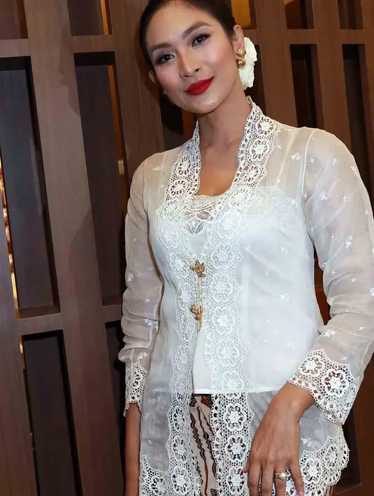 Bintang film Sang Penari itu belum lama ini kembali menjalani syuting sinetron striping. Meski hanya bermain selama enam episode, hal itu bisa mengobati kerinduannya. (Deki Prayoga/Bintang.com)