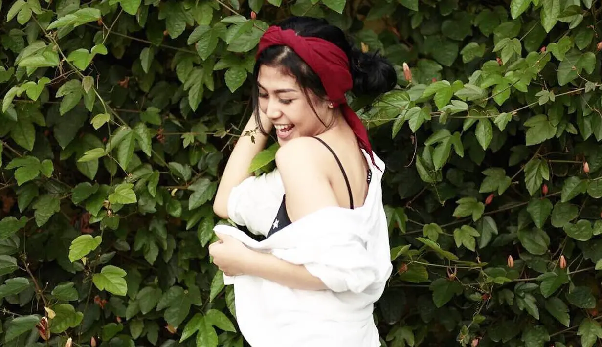 Jika dilihat dari beberapa postingan foto di akun Instagram-nya, Delia tampaknya senang dengan pose candid. (Foto: instagram.com/deliaahusein)