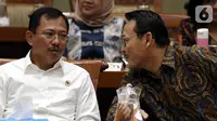 Menteri Kesehatan Terawan Agus Putranto (kiri) berbincang dengan Dirut BPJS Kesehatan Fachmi Idris (kanan) saat rapat dengar pendapat dengan Komisi IX DPR di Kompleks Parlemen, Jakarta, Selasa (5/11/2019). Rapat membahas polemik kenaikan iuran BPJS Kesehatan. (Liputan6.com/JohanTallo)