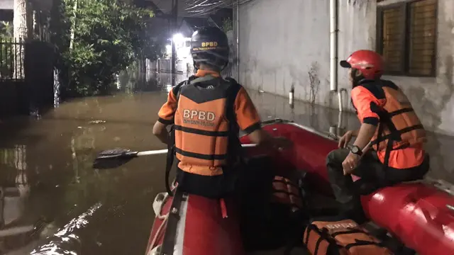 Banjir di Jalan Aria Putra, Kelurahan Ciputat, Kecamatan Ciputat, Kota Tangerang Selatan (Tangsel) terendam banjir pada Sabtu (6/1/2024).