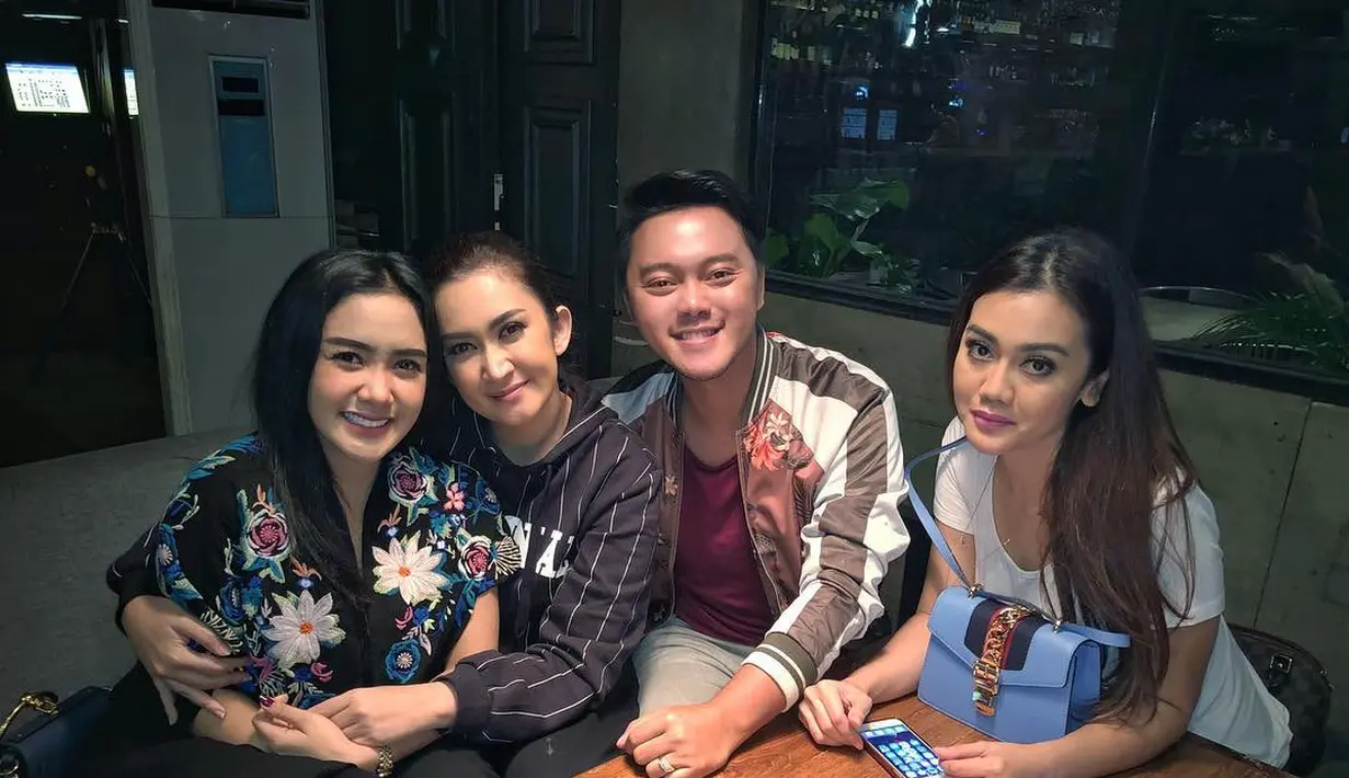 "Menurut aku sebenernya itu wajar wajar aja sih, namanya juga lg seneng seneng lg acara gatering, kalau mabuknya aku enggak tau," terang Cita Citata. (Instatgram/cita_citata)