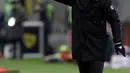 Pelatih AC Milan, Vincenzo Montella mengintruksikan para pemainnya saat berhadapan dengan Cagliari pada lanjutan Liga Italia di Stadion San Siro (9/1). AC Milan menang tipis atas Cagliari dengan skor 1-0. (AP Photo/Luca Bruno)