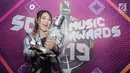 Penyanyi dangdut Via Vallen menunjukkan piala penghargaan usai acara SCTV Music Awards 2019 di Studio 6 Emtek City, Jakarta, Jumat (26/4). Via Vallen memboyong gelar Kategori Lagu Pop Paling Ngetop melalui "Meraih Bintang" yang sempat menjadi Theme Song Asian Games 2018. (Fimela.com/Bambang E. Ros)